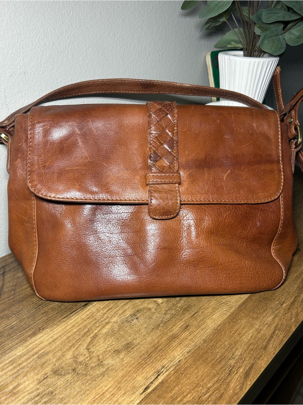 Classic women’s Leather Shoulder Bag in Brown